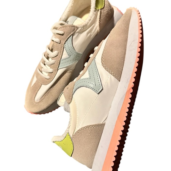 Shoes - Trendy Women's Sneakers in Cream and Gray
